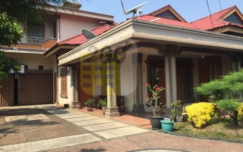Rumah Dengan Halaman Luas Dan Ada Taman Dijual Siap Huni Di Pekanbaru
